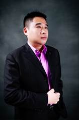 穿着西装笔挺的男子
描述已自动生成