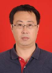 男人穿着衬衫
描述已自动生成