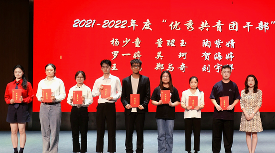 一群人站在一起
描述已自动生成